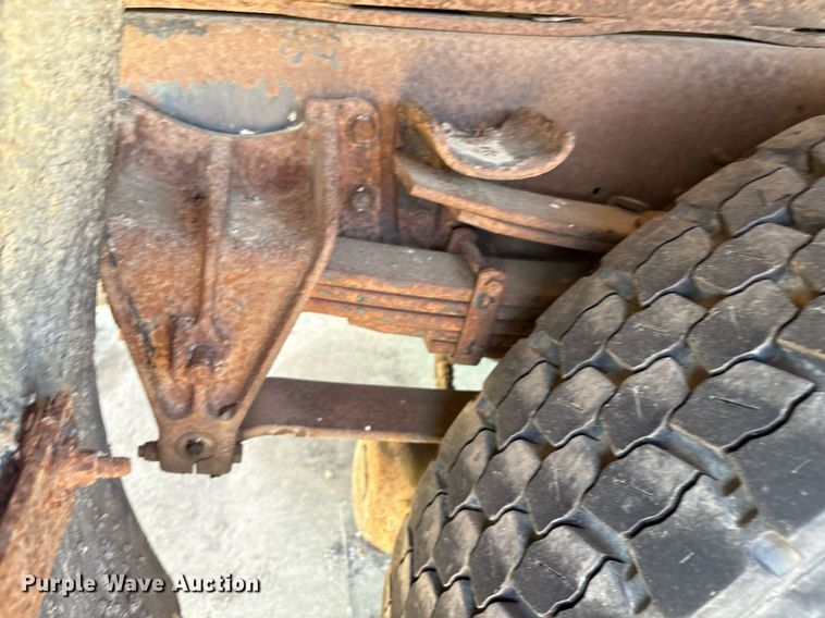 image for item EM2505 2001 International 4900 dump truck