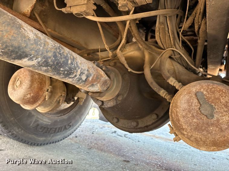 image for item EM2505 2001 International 4900 dump truck