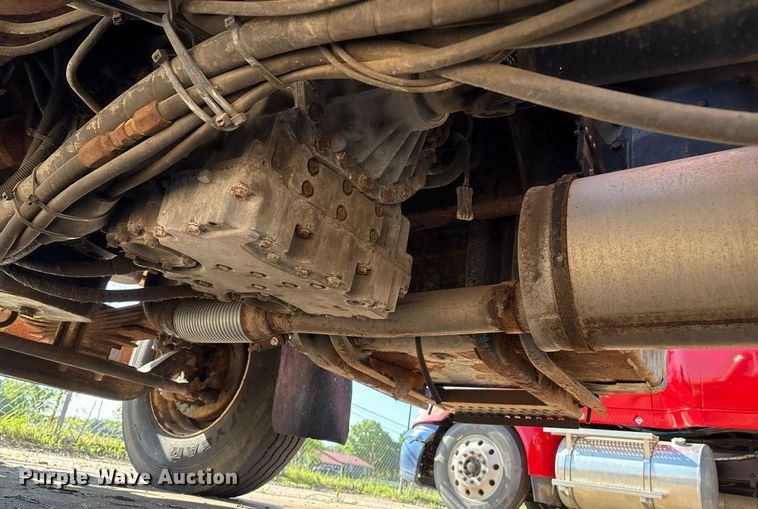 image for item EM2505 2001 International 4900 dump truck