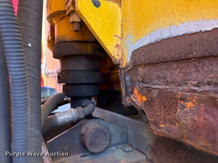 image for item EM2505 2001 International 4900 dump truck