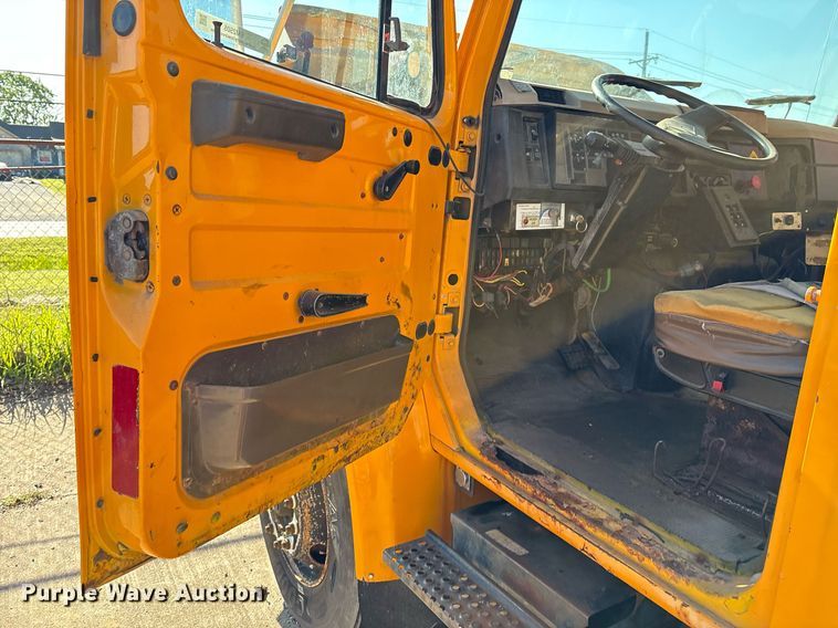 image for item EM2505 2001 International 4900 dump truck