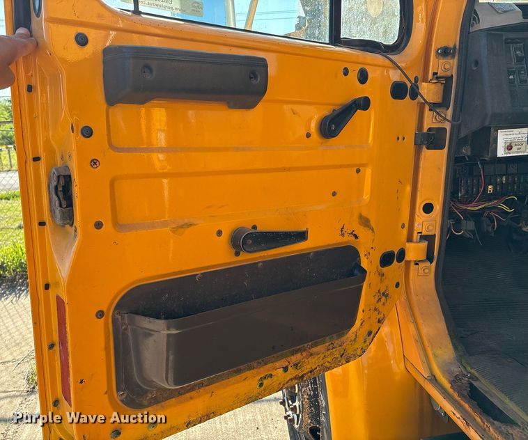 image for item EM2505 2001 International 4900 dump truck