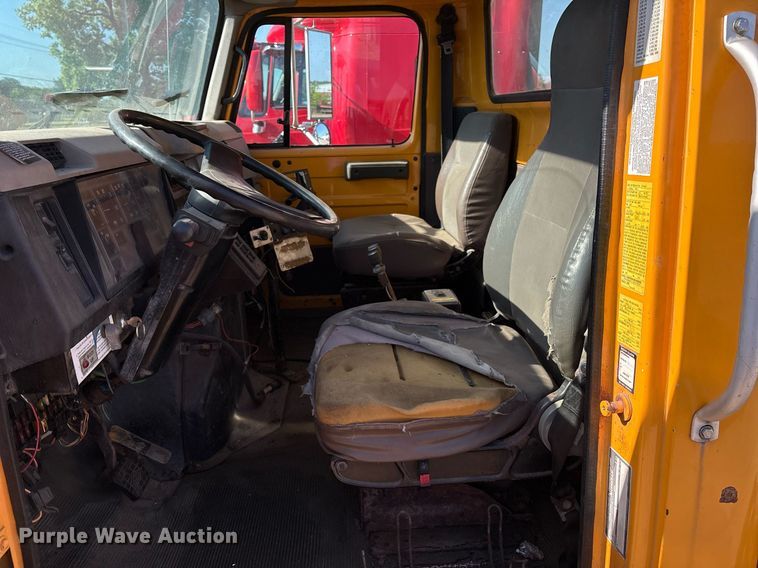 image for item EM2505 2001 International 4900 dump truck