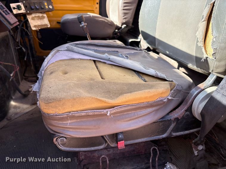 image for item EM2505 2001 International 4900 dump truck