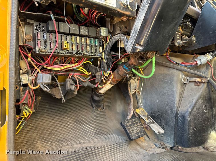 image for item EM2505 2001 International 4900 dump truck