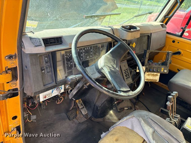 image for item EM2505 2001 International 4900 dump truck