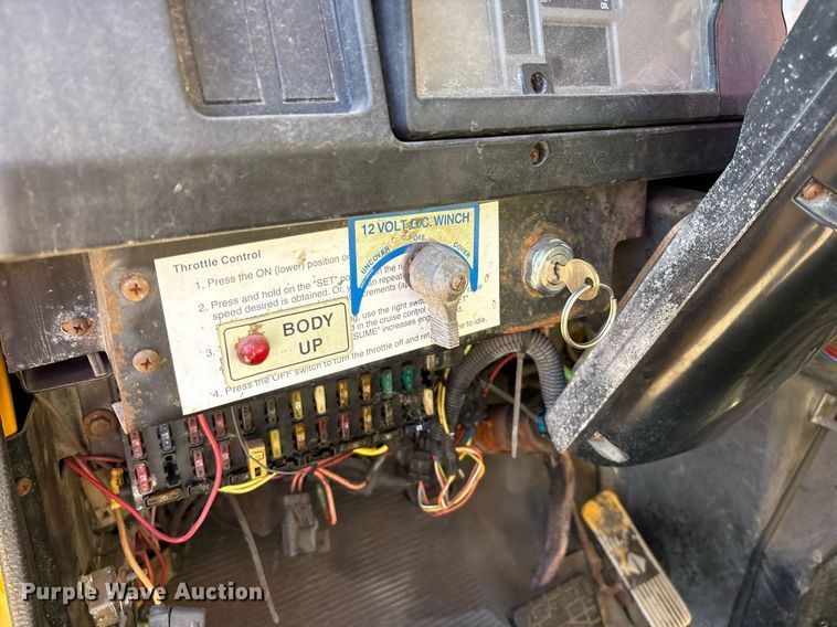 image for item EM2505 2001 International 4900 dump truck