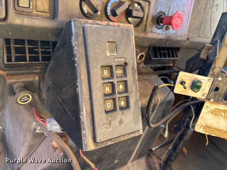 image for item EM2505 2001 International 4900 dump truck