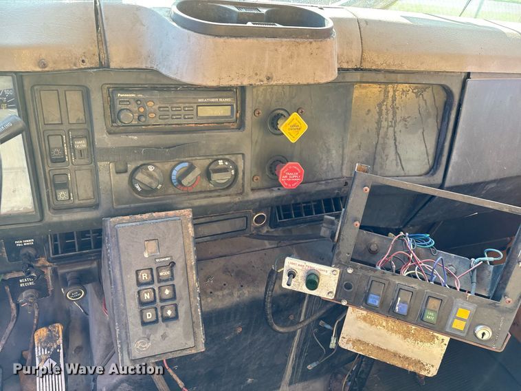 image for item EM2505 2001 International 4900 dump truck