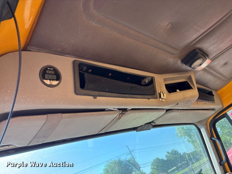 image for item EM2505 2001 International 4900 dump truck