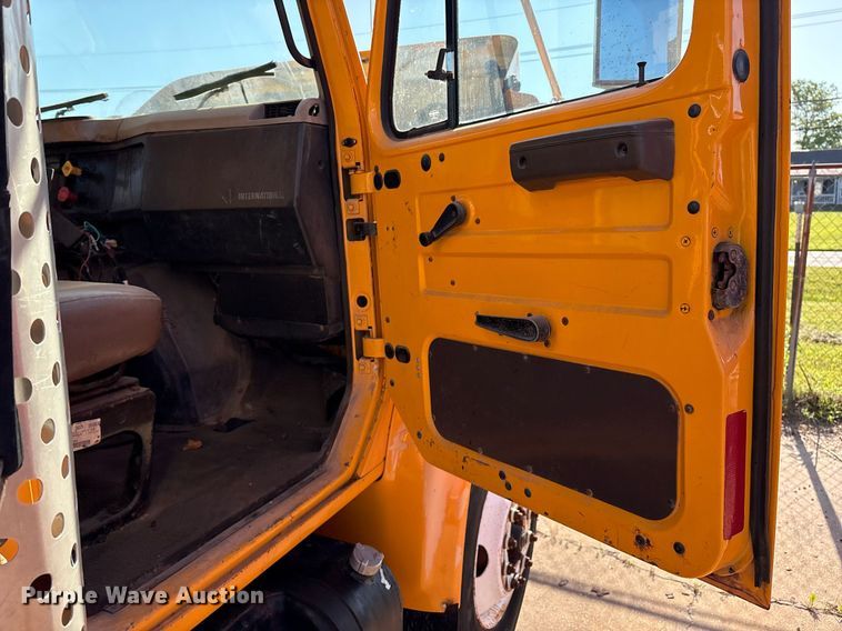 image for item EM2505 2001 International 4900 dump truck