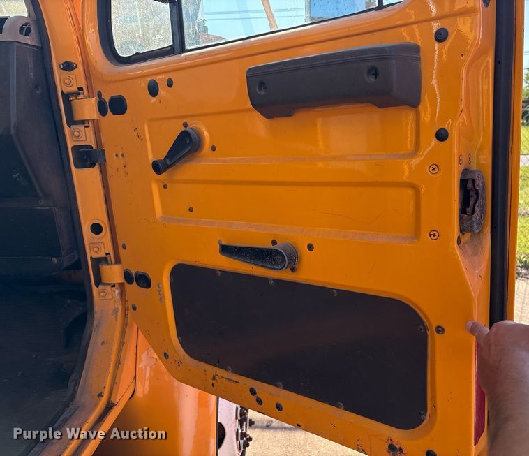 image for item EM2505 2001 International 4900 dump truck