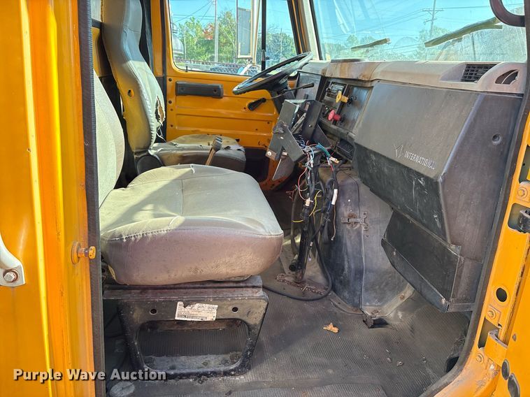 image for item EM2505 2001 International 4900 dump truck