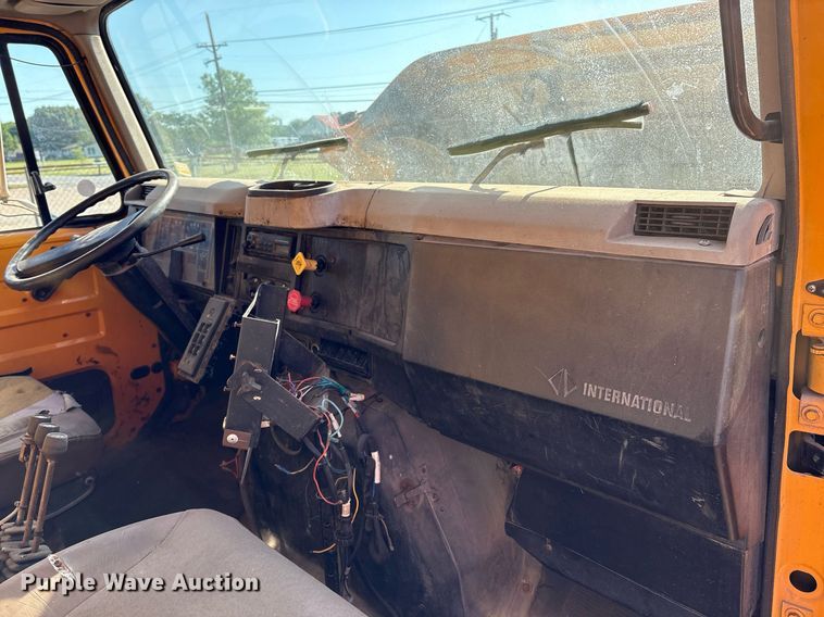 image for item EM2505 2001 International 4900 dump truck