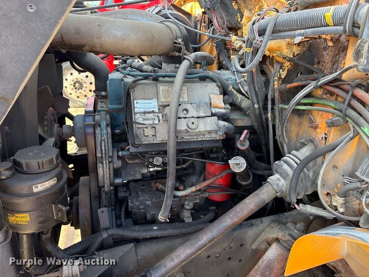 image for item EM2505 2001 International 4900 dump truck