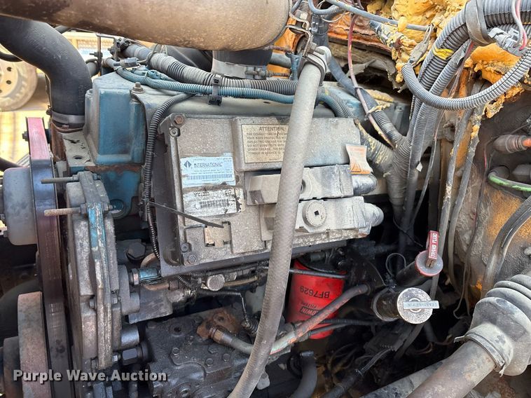 image for item EM2505 2001 International 4900 dump truck