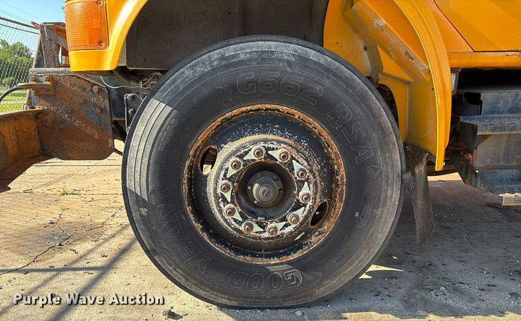 image for item EM2505 2001 International 4900 dump truck