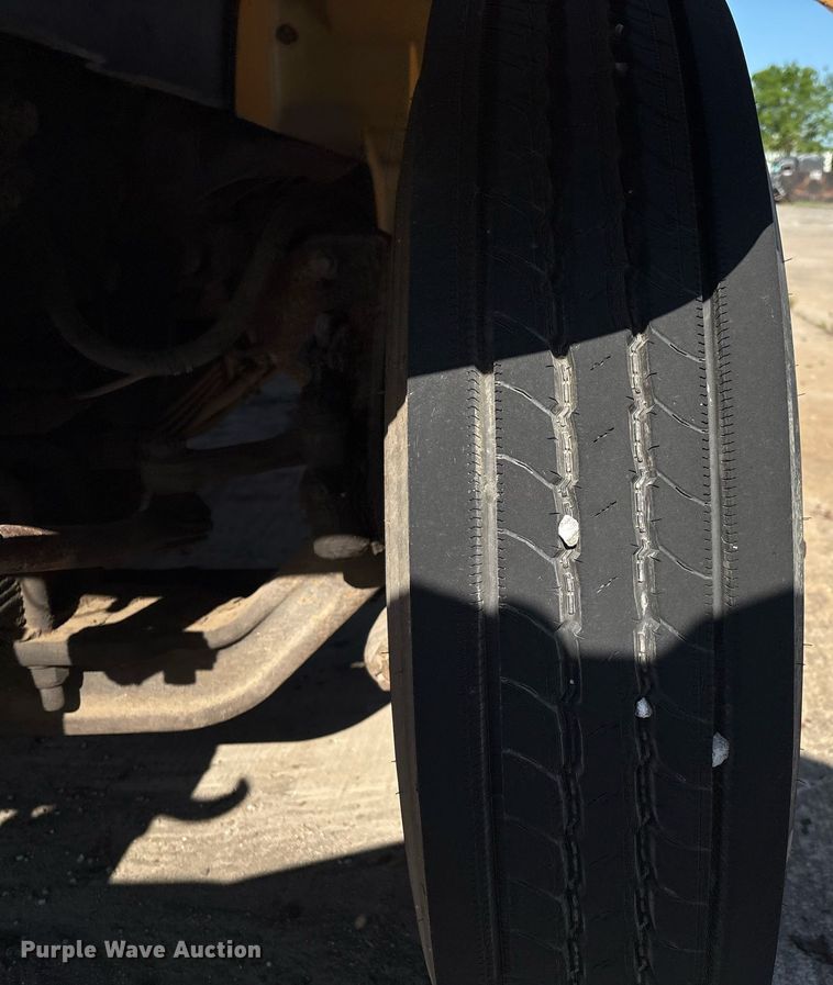 image for item EM2505 2001 International 4900 dump truck