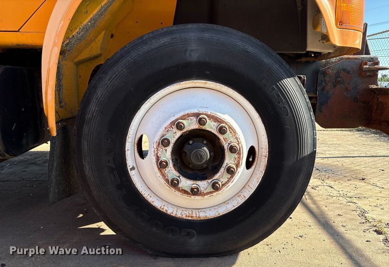 image for item EM2505 2001 International 4900 dump truck