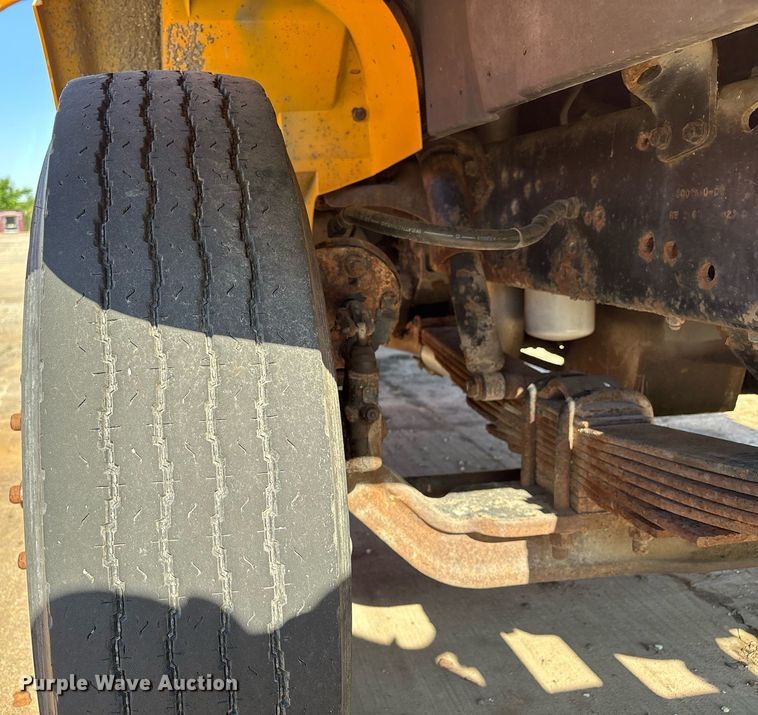 image for item EM2505 2001 International 4900 dump truck