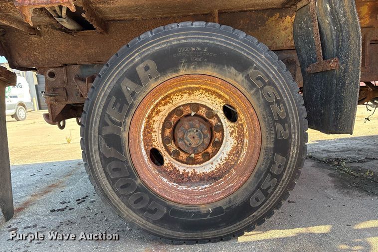 image for item EM2505 2001 International 4900 dump truck