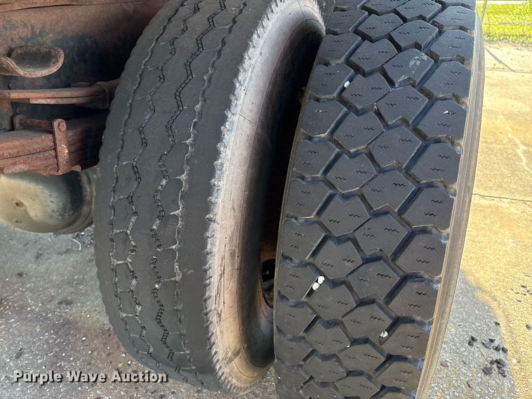 image for item EM2505 2001 International 4900 dump truck