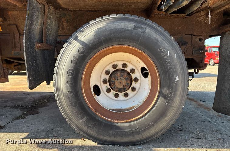 image for item EM2505 2001 International 4900 dump truck