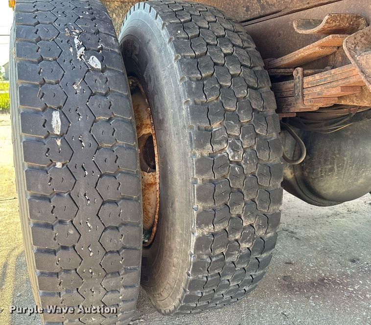 image for item EM2505 2001 International 4900 dump truck