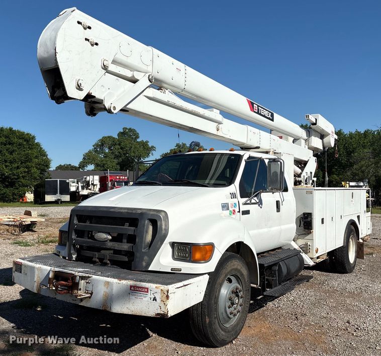 image for item EM2588 2004 Ford F750 Super Duty bucket truck