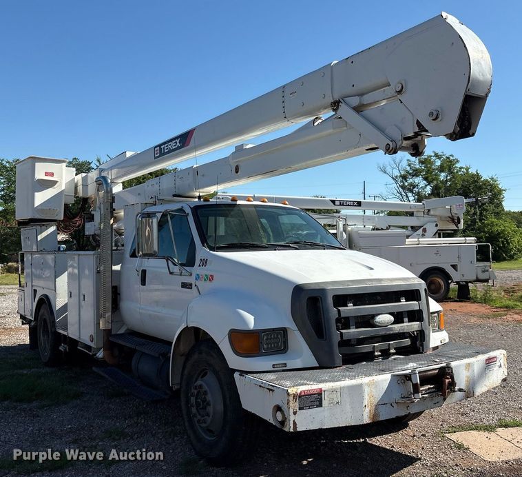 image for item EM2588 2004 Ford F750 Super Duty bucket truck