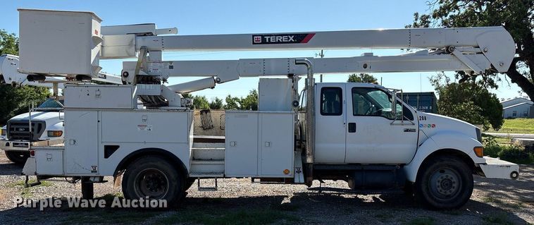 image for item EM2588 2004 Ford F750 Super Duty bucket truck