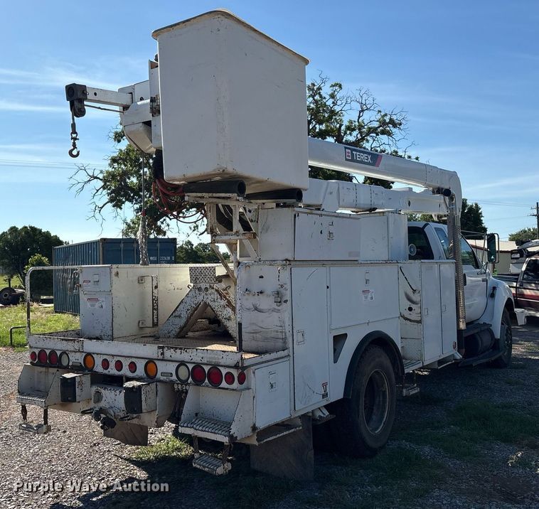 image for item EM2588 2004 Ford F750 Super Duty bucket truck