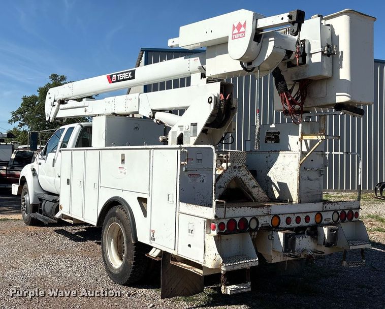 image for item EM2588 2004 Ford F750 Super Duty bucket truck