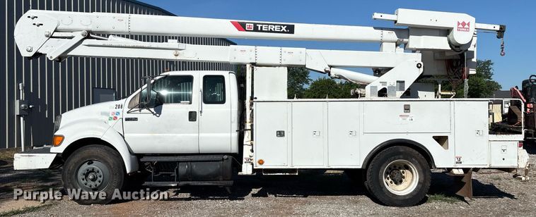 image for item EM2588 2004 Ford F750 Super Duty bucket truck