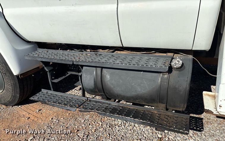 image for item EM2588 2004 Ford F750 Super Duty bucket truck