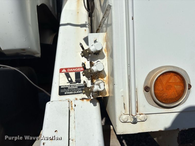 image for item EM2588 2004 Ford F750 Super Duty bucket truck