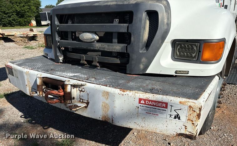 image for item EM2588 2004 Ford F750 Super Duty bucket truck