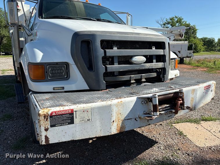 image for item EM2588 2004 Ford F750 Super Duty bucket truck