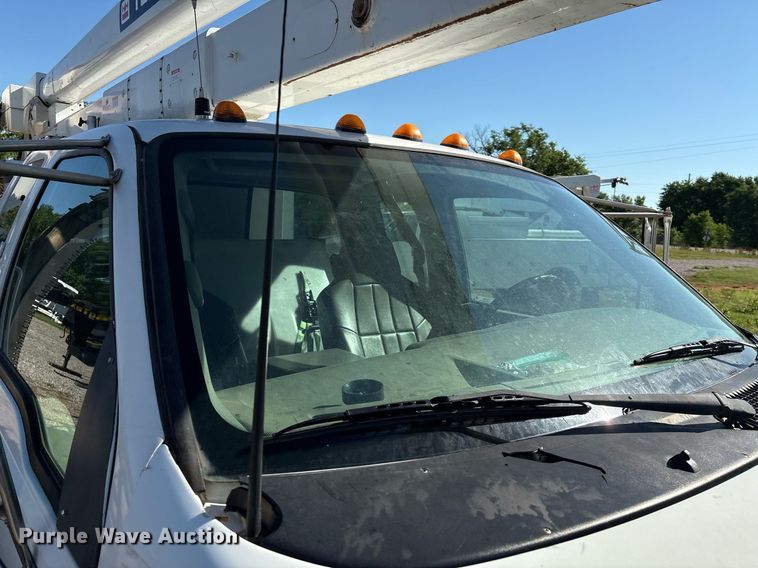 image for item EM2588 2004 Ford F750 Super Duty bucket truck