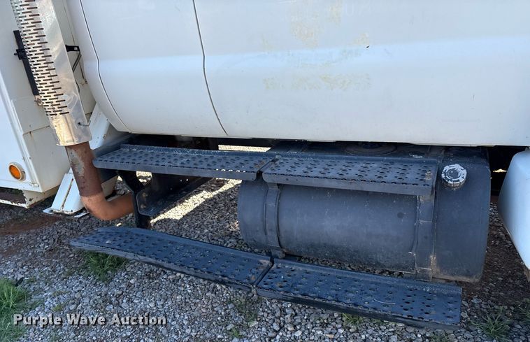 image for item EM2588 2004 Ford F750 Super Duty bucket truck