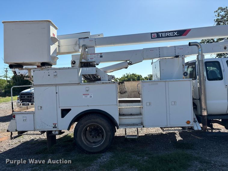 image for item EM2588 2004 Ford F750 Super Duty bucket truck