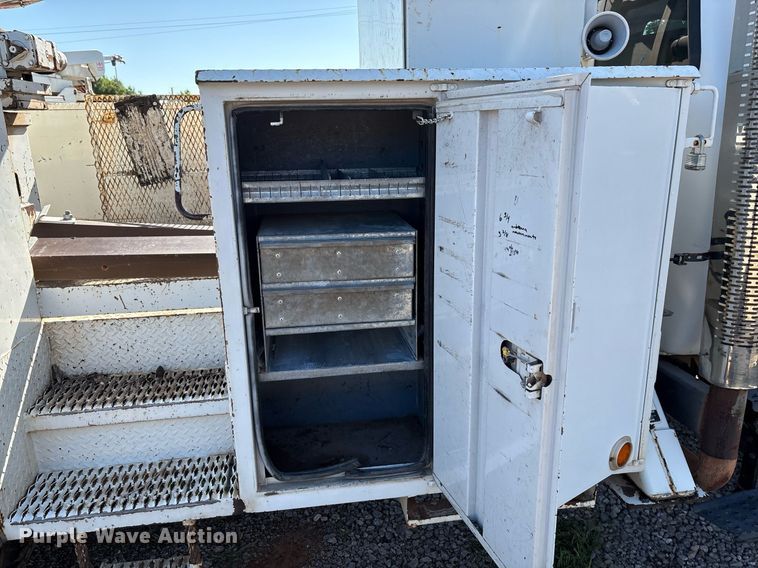 image for item EM2588 2004 Ford F750 Super Duty bucket truck