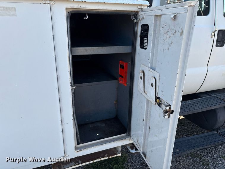 image for item EM2588 2004 Ford F750 Super Duty bucket truck