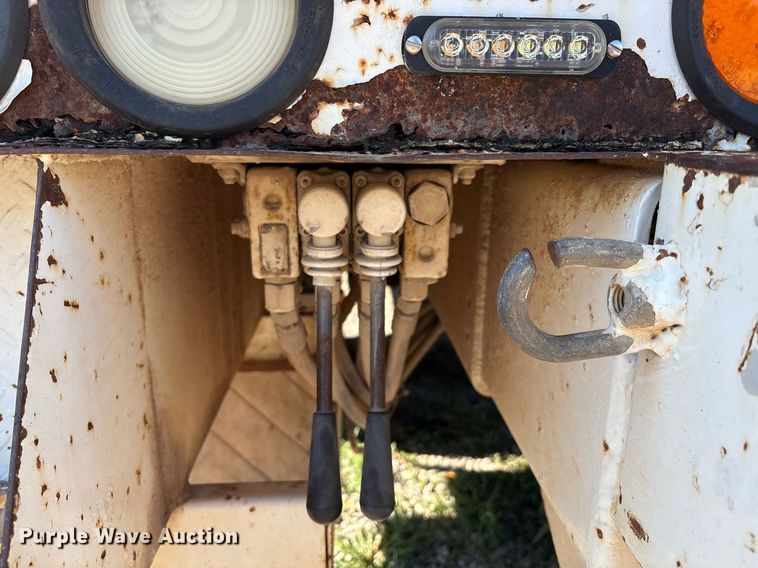 image for item EM2588 2004 Ford F750 Super Duty bucket truck