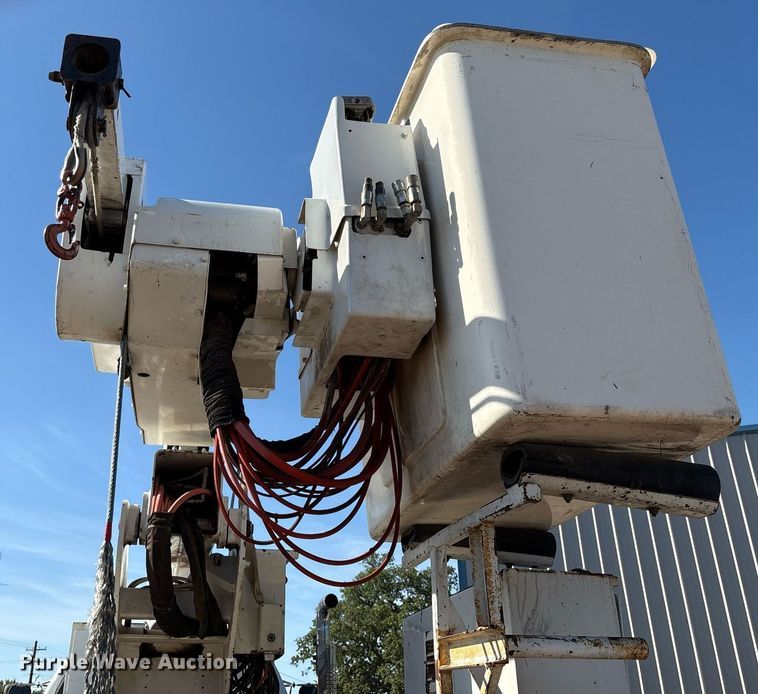 image for item EM2588 2004 Ford F750 Super Duty bucket truck