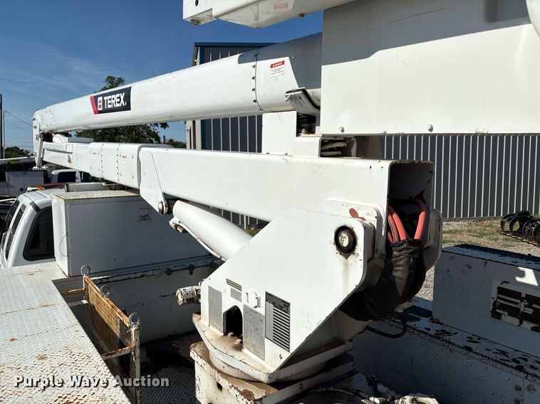 image for item EM2588 2004 Ford F750 Super Duty bucket truck