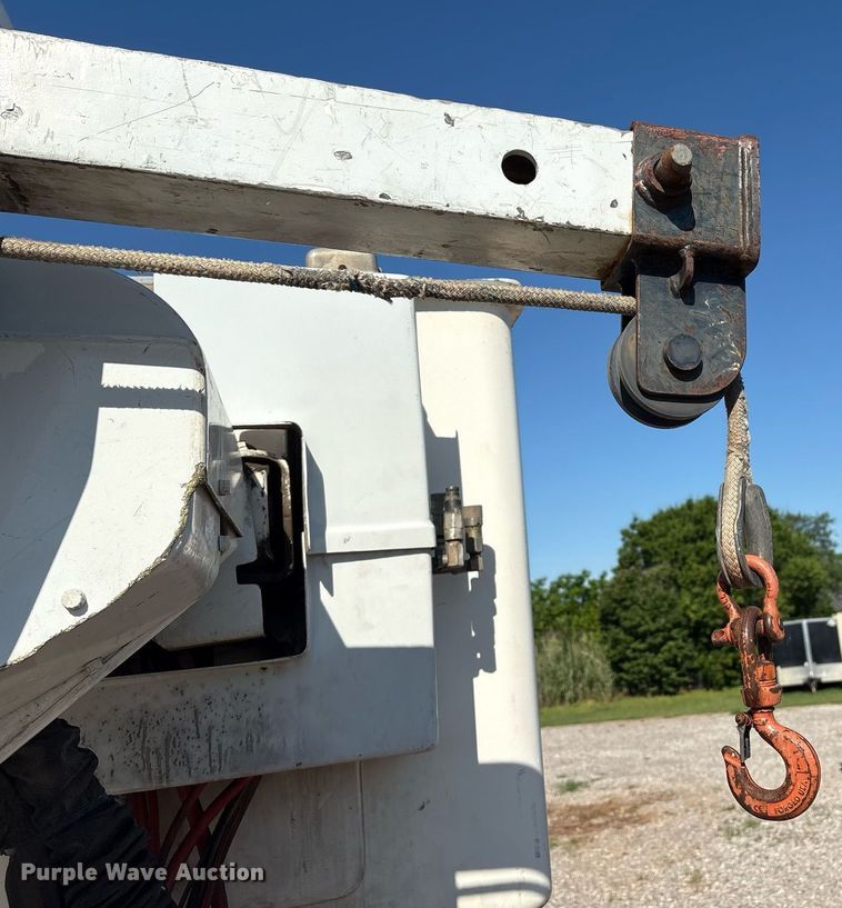 image for item EM2588 2004 Ford F750 Super Duty bucket truck