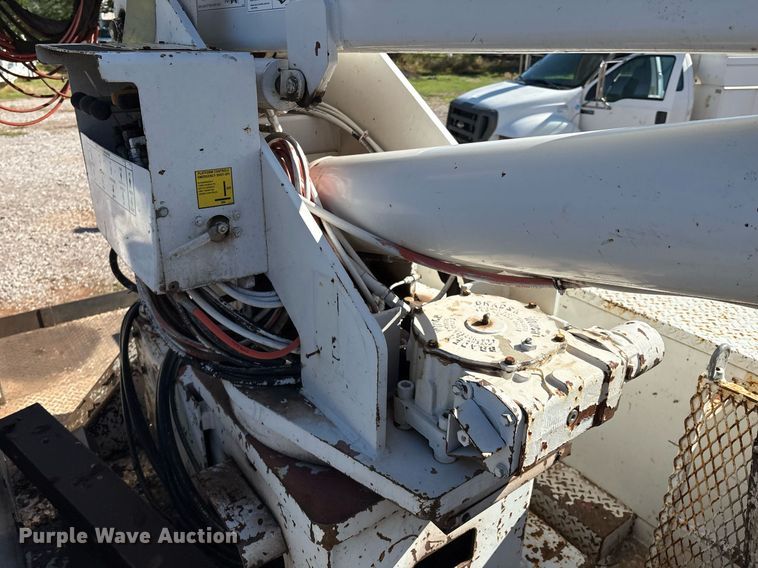 image for item EM2588 2004 Ford F750 Super Duty bucket truck