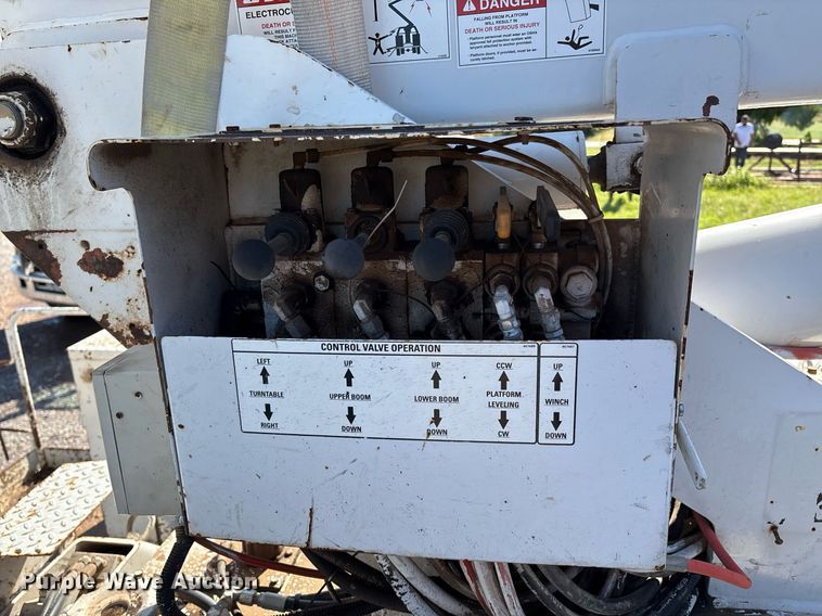 image for item EM2588 2004 Ford F750 Super Duty bucket truck