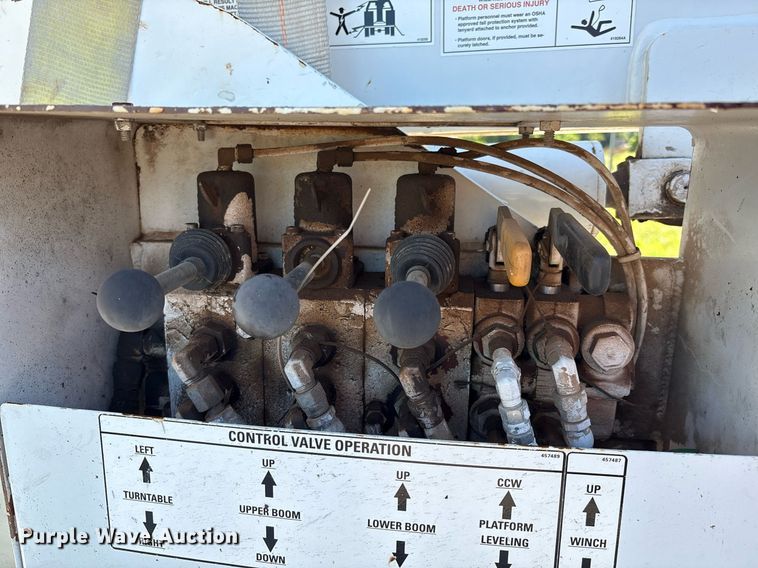 image for item EM2588 2004 Ford F750 Super Duty bucket truck